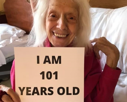 101歲的弗里德曼戰勝病魔後表現興奮。 網圖