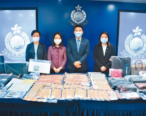 ■（左起）李舜明、莫愛蘭、游健雄及李慕賢，講述集團詐騙特惠貸款經過。