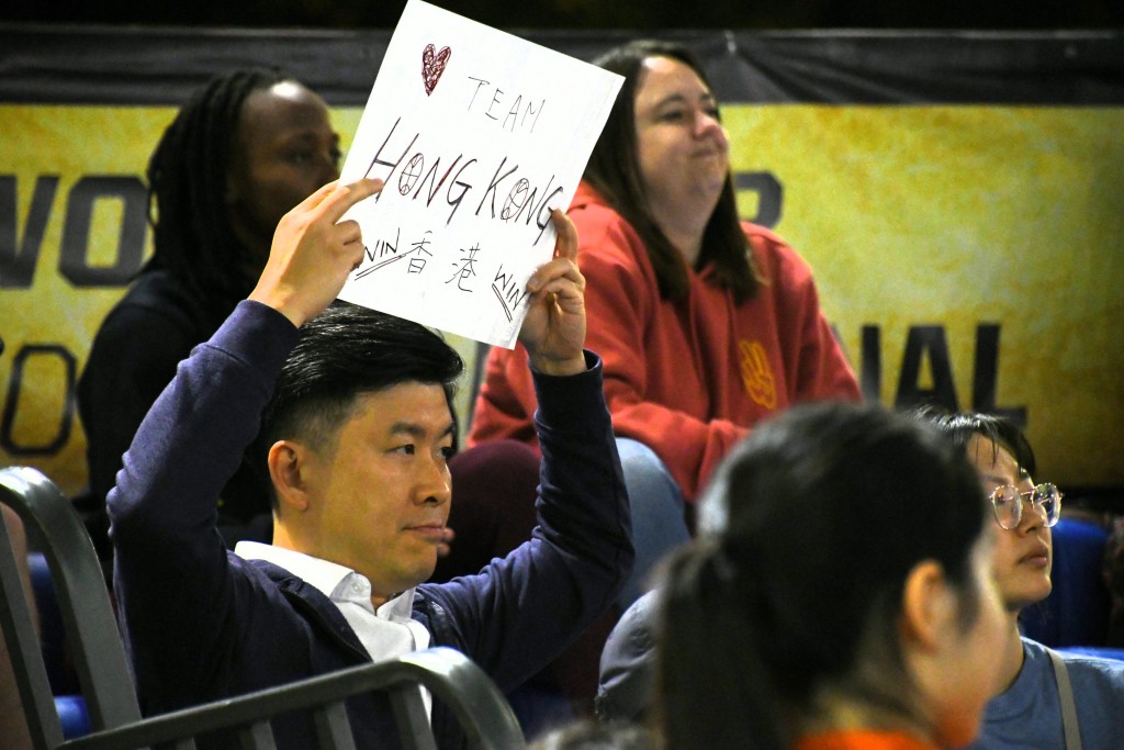 球迷舉牌支持。  陸永鴻攝