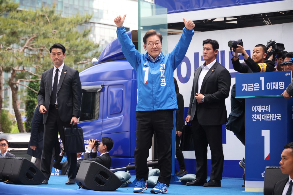李在明在民調中領先。路透社