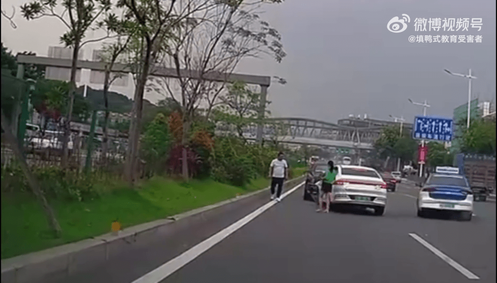 的士司機逃之夭夭，白色車的一名女乘客落車察看情況。
