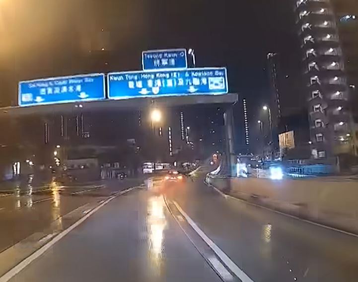 Tesla切向左線疑跣胎「甩尾」。fb馬路的事 (即時交通資訊台)影片截圖
