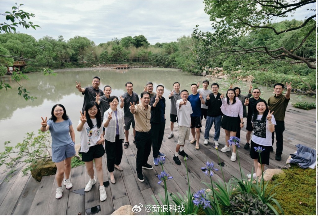 馬雲帶領阿里管理層參與團建活動。 馬雲帶領阿里管理層參與團建活動。