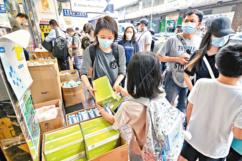 政府要求學童於復課後須每日快測，大批家長四出購買快測包。