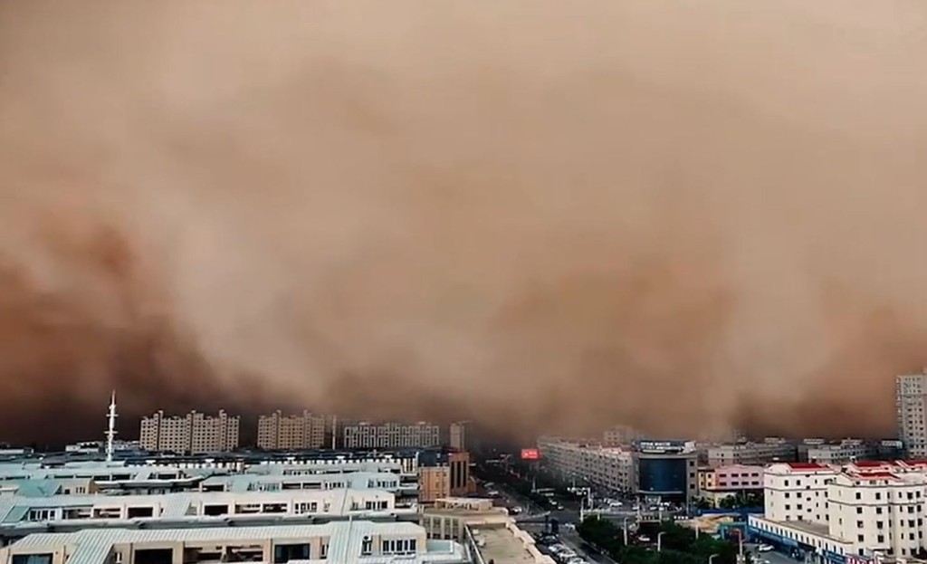 新疆特强沙尘暴，整个城市也被沙尘吞噬。影片截图