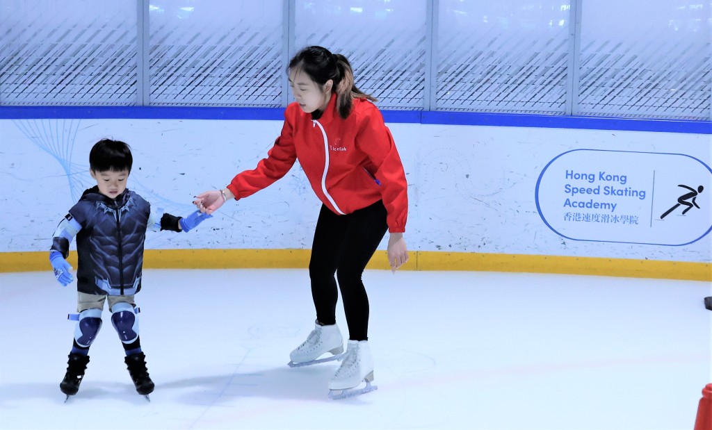 小朋友在教练指导下学习滑冰。 (公关图片)