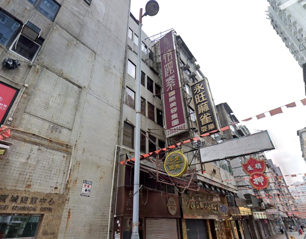 佐敦庙街227号植丽素商业中心全幢，属一幢迷你商厦，地盘面积仅约739方呎，惟物业接近庙街牌坊，位置独特。