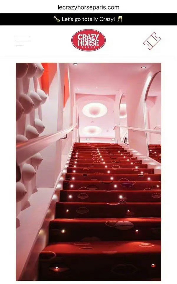 《疯马骚》俱乐部内的楼梯两侧排列有乳房外型的装饰物。