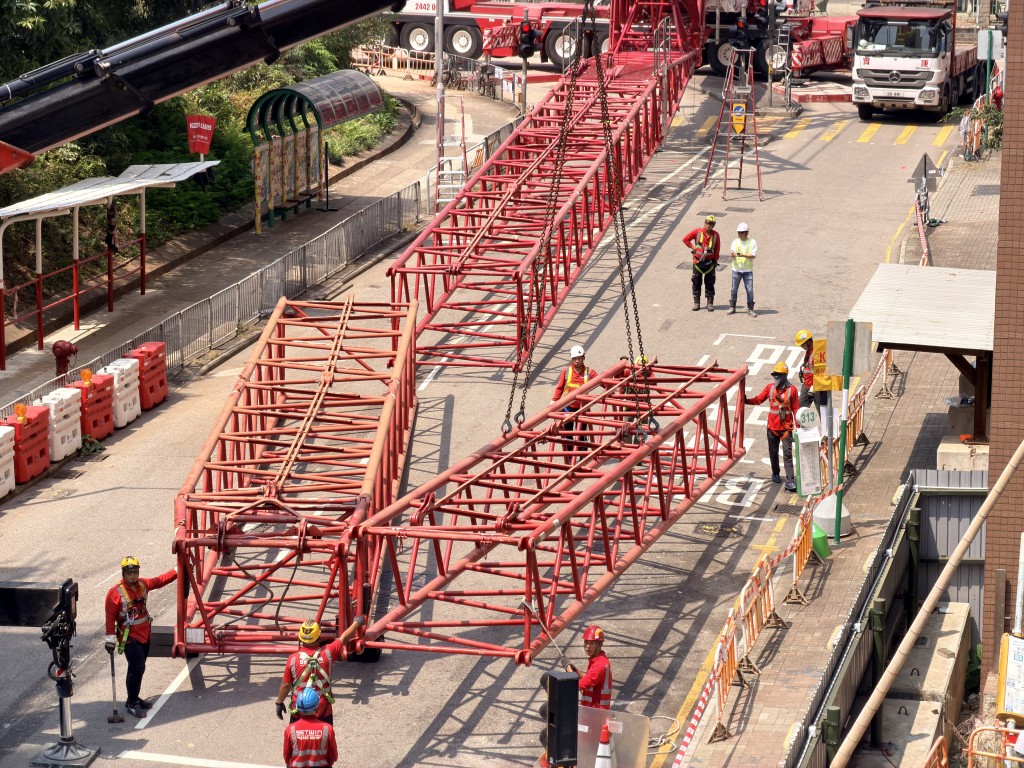 工程人員組裝新天秤。