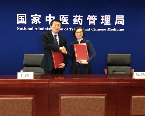 陳肇始與國家中醫藥管理局局長于文明簽訂合作協議。政府新聞處圖片