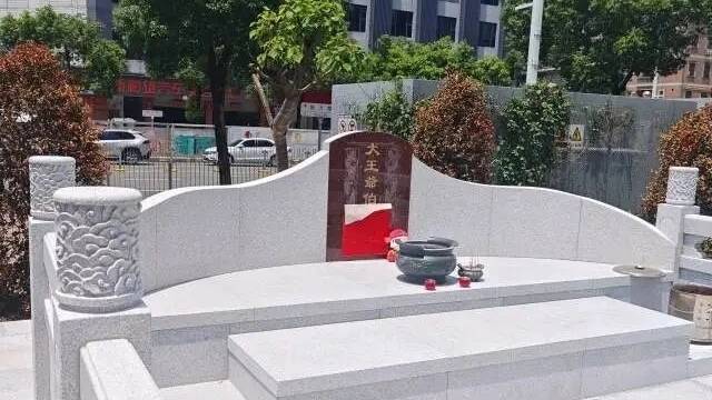 深圳一小區疑有人建墳墓,引發關注,民政局稱是土地廟。