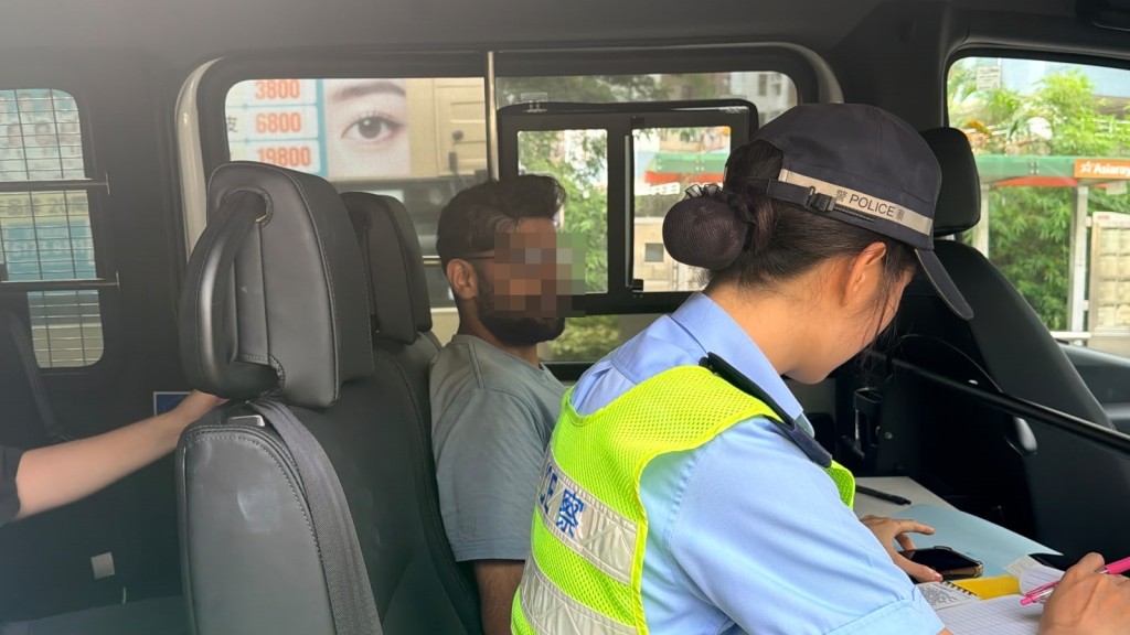 巴裔男子被捕帶署。