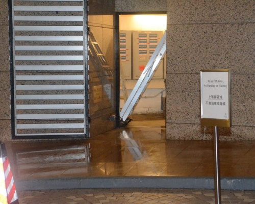 消防喉噴出的水浸壞大廈兩部升降機。
