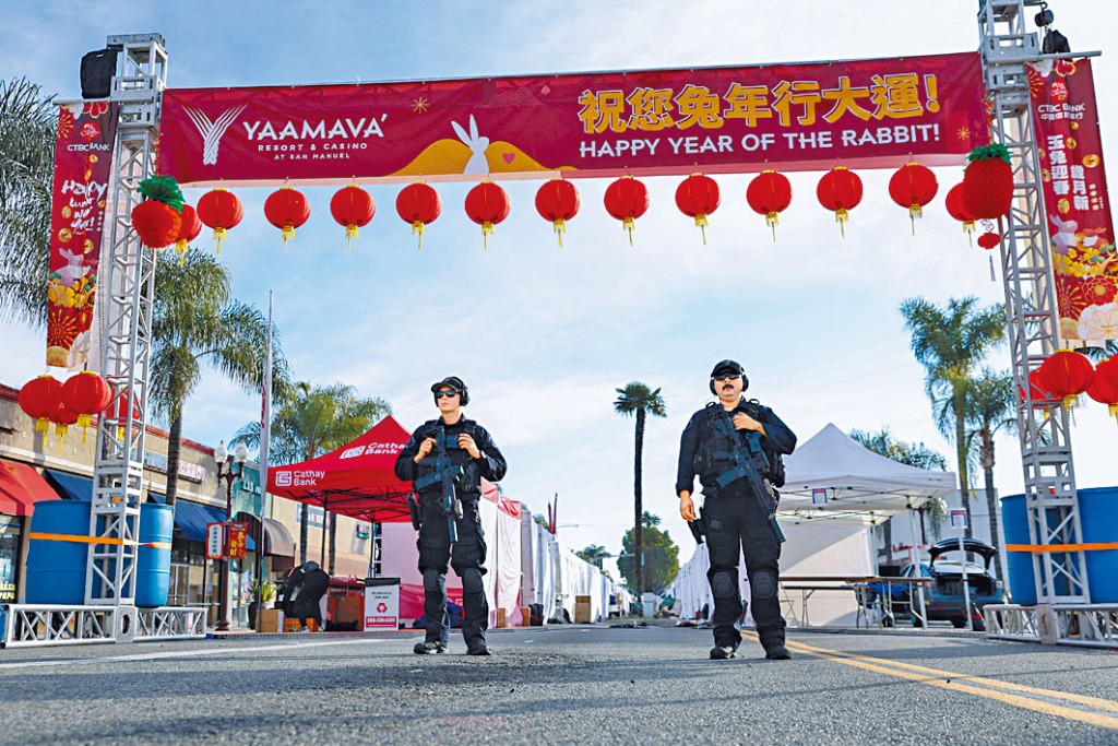 在槍擊案現場附近,警員守衞一個農曆新年活動場地。