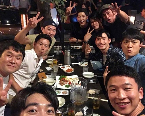 試映會後宋仲基與工作人員去開餐。