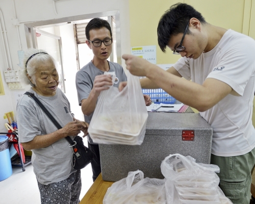 聖雅各福群會社工黃健裕(中),積極籌備十一月舉行的慈善「米跑」挑戰賽,為眾膳坊食物銀行籌款。黃偉強攝