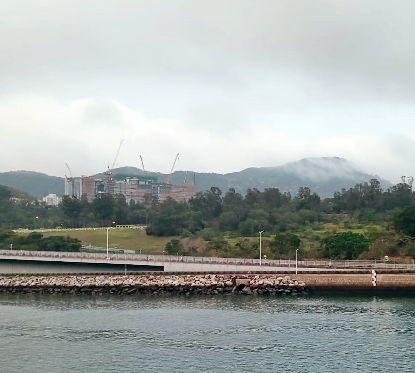 將軍澳海濱長廊望香港中醫醫院。 將軍澳海濱長廊望香港中醫醫院。