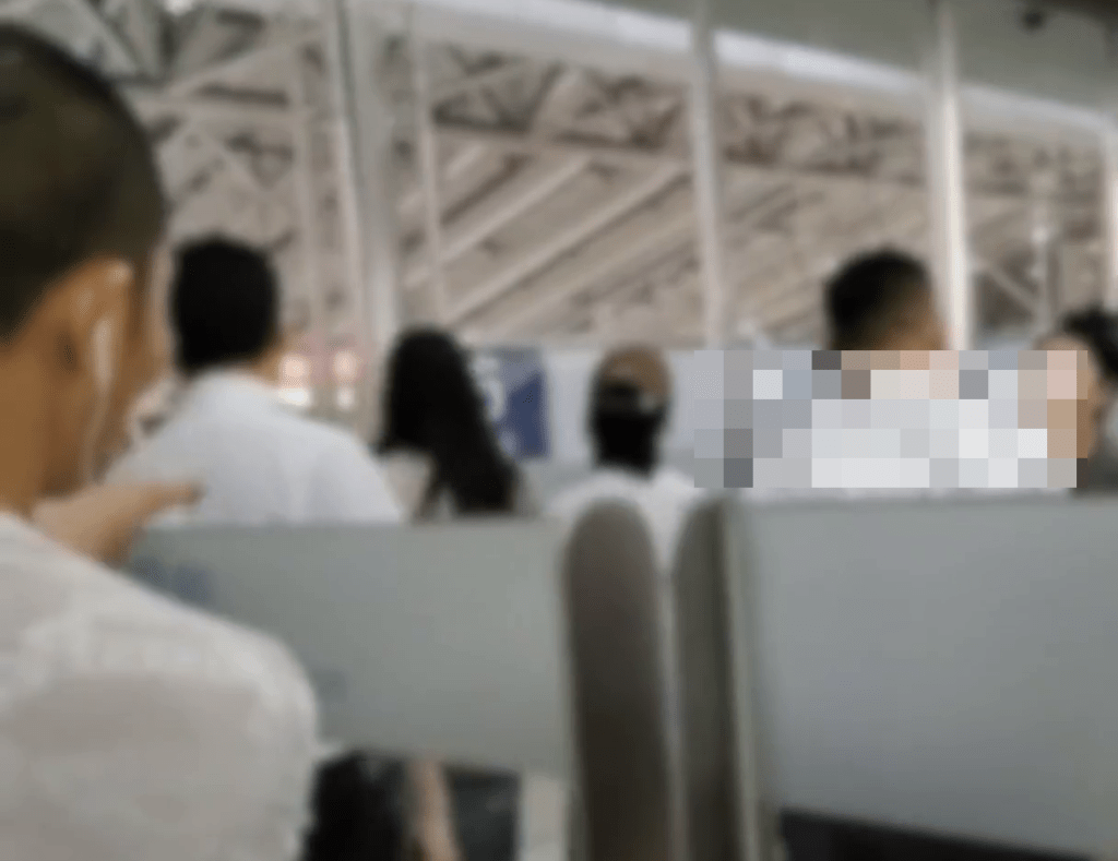 女子試圖自行開門。