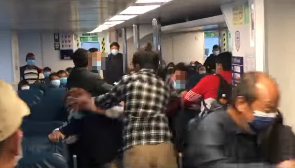 數名地盤工人疑因爭位口角繼而於船艙群毆。香港突發事故報料區FB圖片