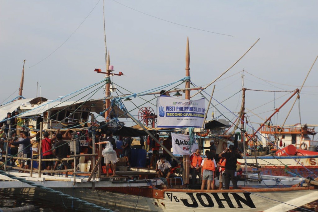 菲律賓「平民」到黃岩島附近水域「宣示主權」。 美聯社