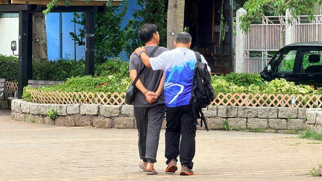 一名男子被帶走。梁國峰攝 一名男子被帶走。梁國峰攝