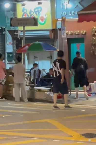 男子不斷掙扎。fb 車cam L（香港群組）大邦