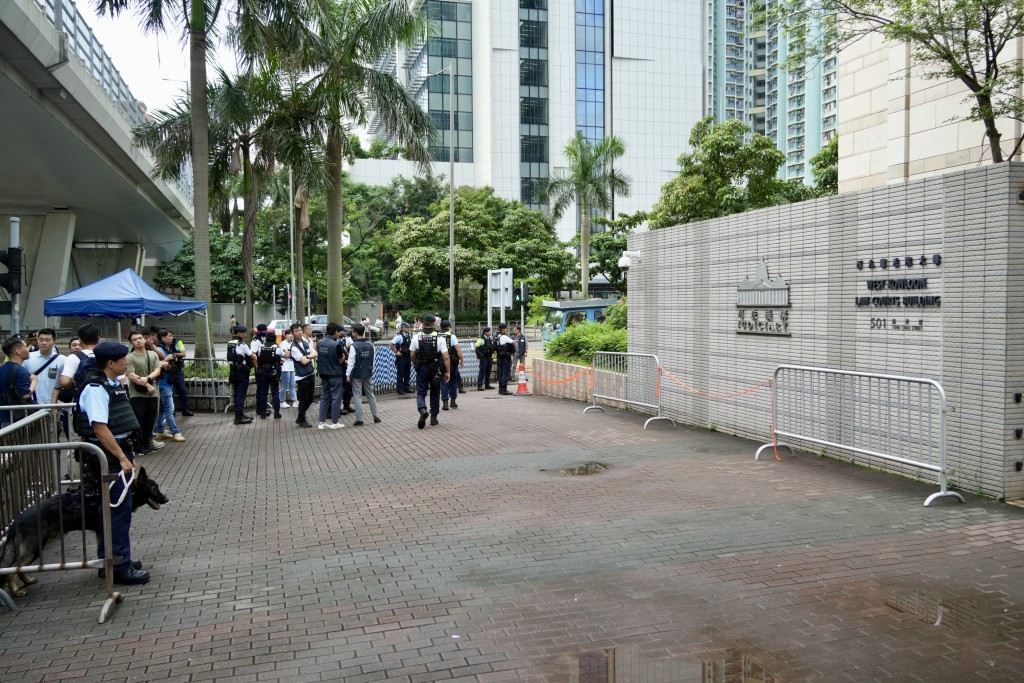 大批警员在法院外戒备。刘骏轩摄