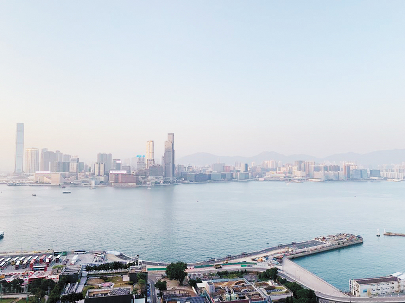 從露台外望,可飽覽維港及對岸尖沙嘴一帶景觀。