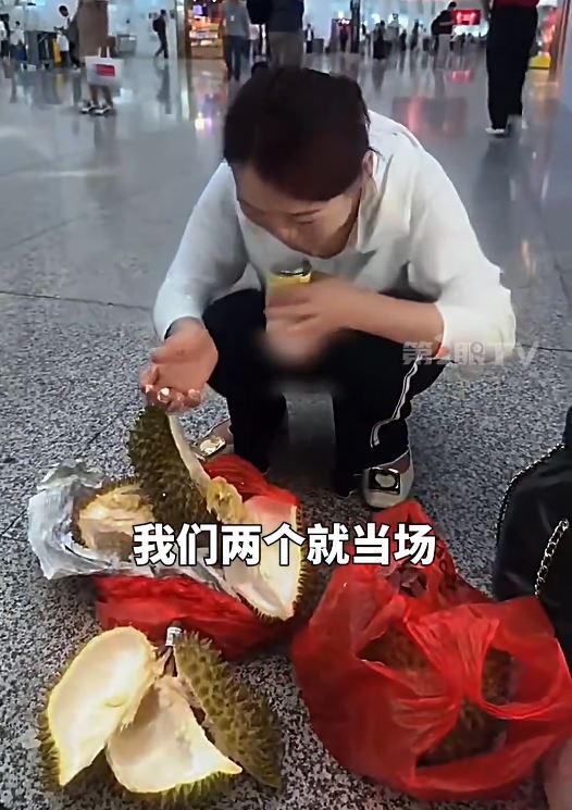 凌女士企圖偷帶榴槤上飛機失敗，要在機場即場食光。第一眼TV