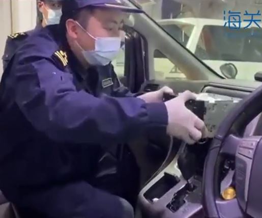 深圳海關在中港客貨車上發現20隻走私名錶。