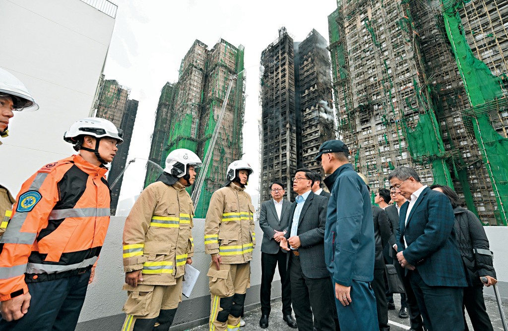 行政長官李家超在消防處處長楊恩健陪同下，視察宏福苑五級火現場。