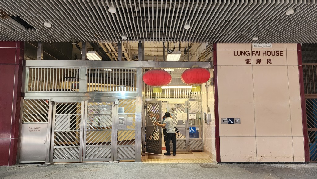 黃大仙下邨龍輝樓一名男住客報案指自己遇劫。黃文威攝