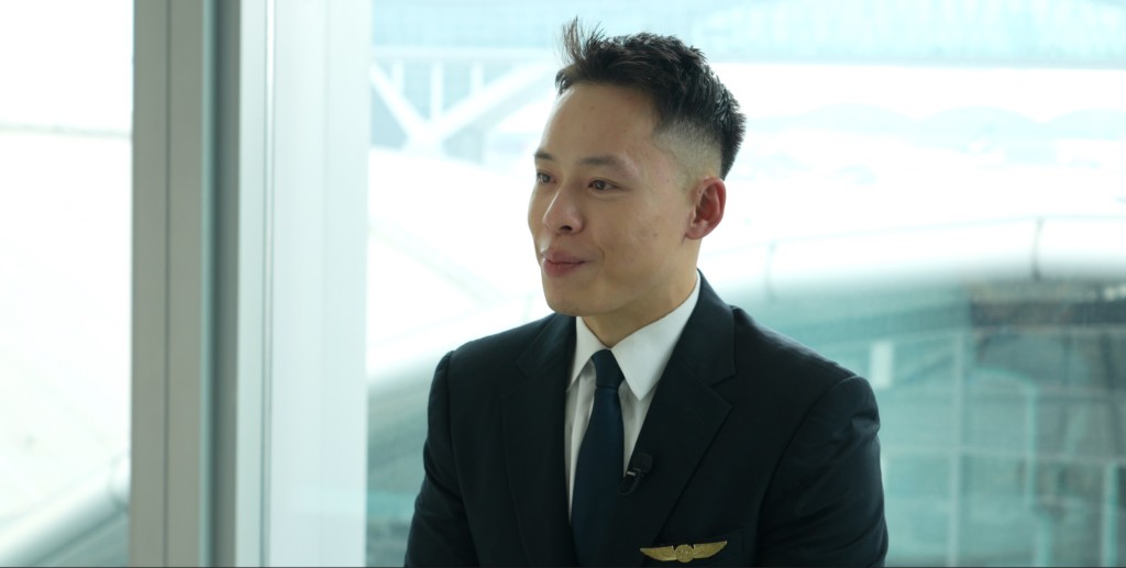Sunny指在香港要成為機師，透過航空公司的見習機師培訓計劃只是其中一個途徑。