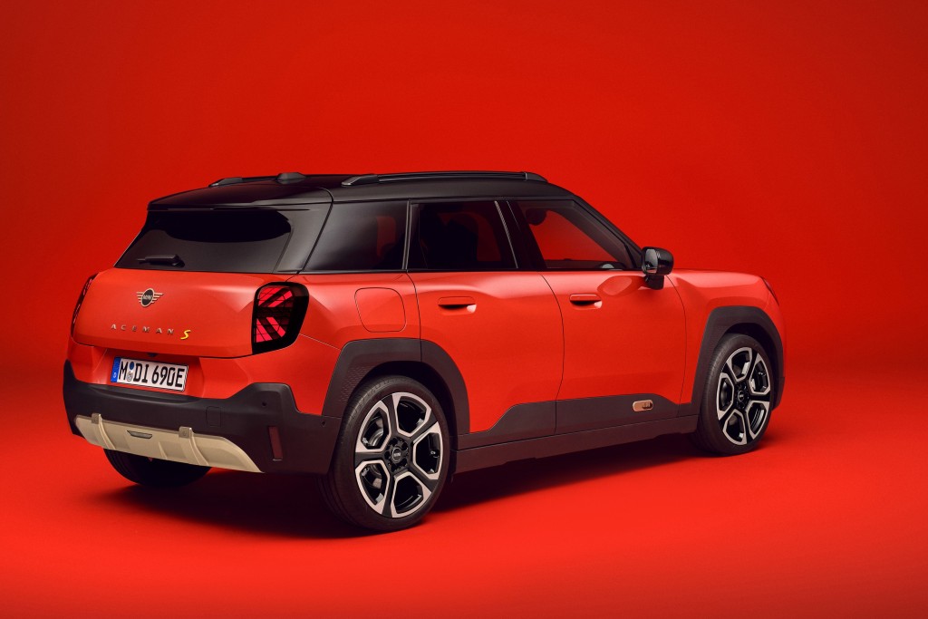 全新MINI Aceman是一款五门五座位跑格SUV，长4.07米、阔1.75米、高1.50米。