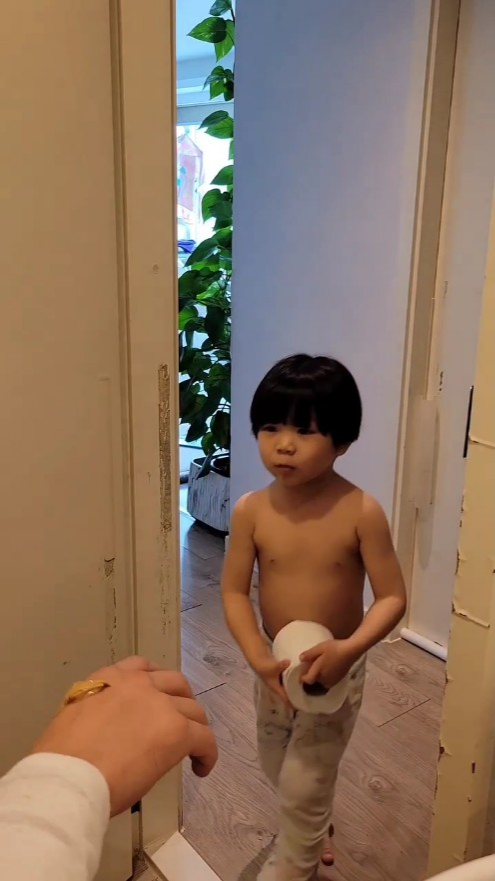 片中見到3歲的Damien好孝順，拿着廁紙衝入廁所營救爸爸！