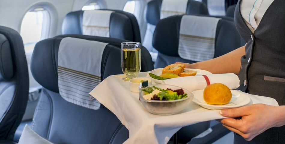 空服員提供飛機餐。 網圖 空服員提供飛機餐。 網圖