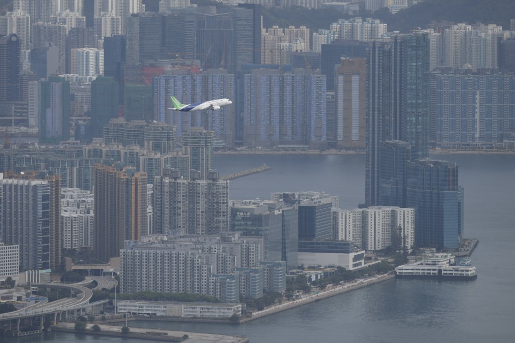 C919在维港翱翔。陈浩元摄