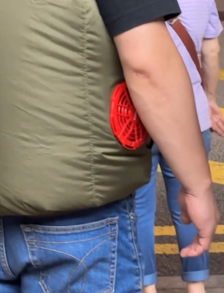 有人好奇「著多件背心唔係更熱？ 仲變泡泡 人咁」、「個個著到米芝蓮咁款」。另有人 建議「咁樣著件tee再加件重衫連風扇，直接 一個掛腰風扇吹皮膚仲爽啦」。Threads截圖