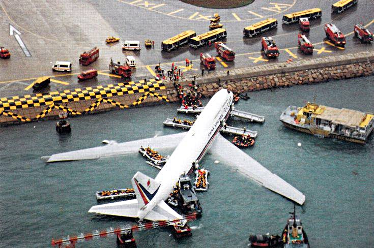 1993年,中華航空降落啟德機場時衝出13跑道。 1993年,中華航空降落啟德機場時衝出13跑道。