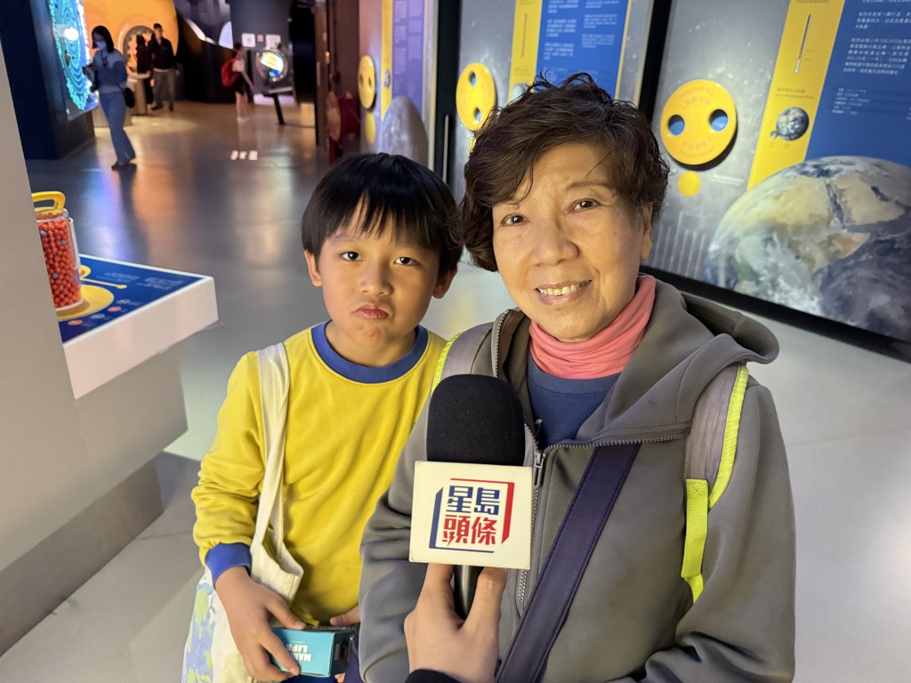 容女士表示,因孫兒作文課題需描寫太空館,故特意到訪。 容女士表示,因孫兒作文課題需描寫太空館,故特意到訪。