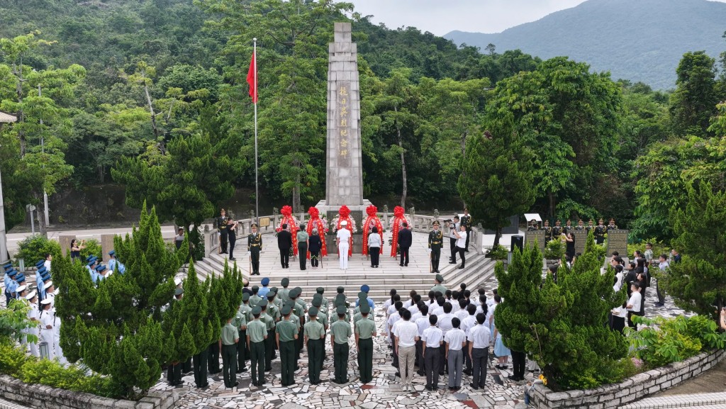 駐香港部隊官兵與香港社會各界代表昨日(八月三十日)共同瞻仰斬竹灣等抗日英烈紀念碑。 駐香港部隊官兵與香港社會各界代表昨日(八月三十日)共同瞻仰斬竹灣等抗日英烈紀念碑。
