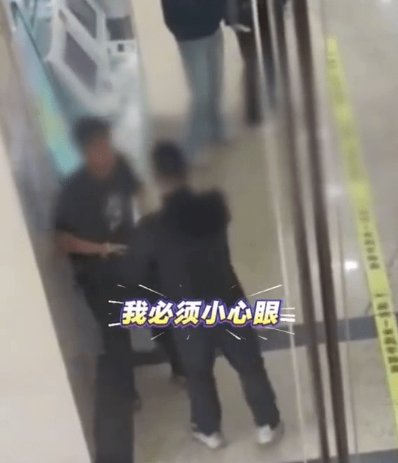 得知男医生给孕妻产检，醋夫大闹医院，同行者一直在安抚。