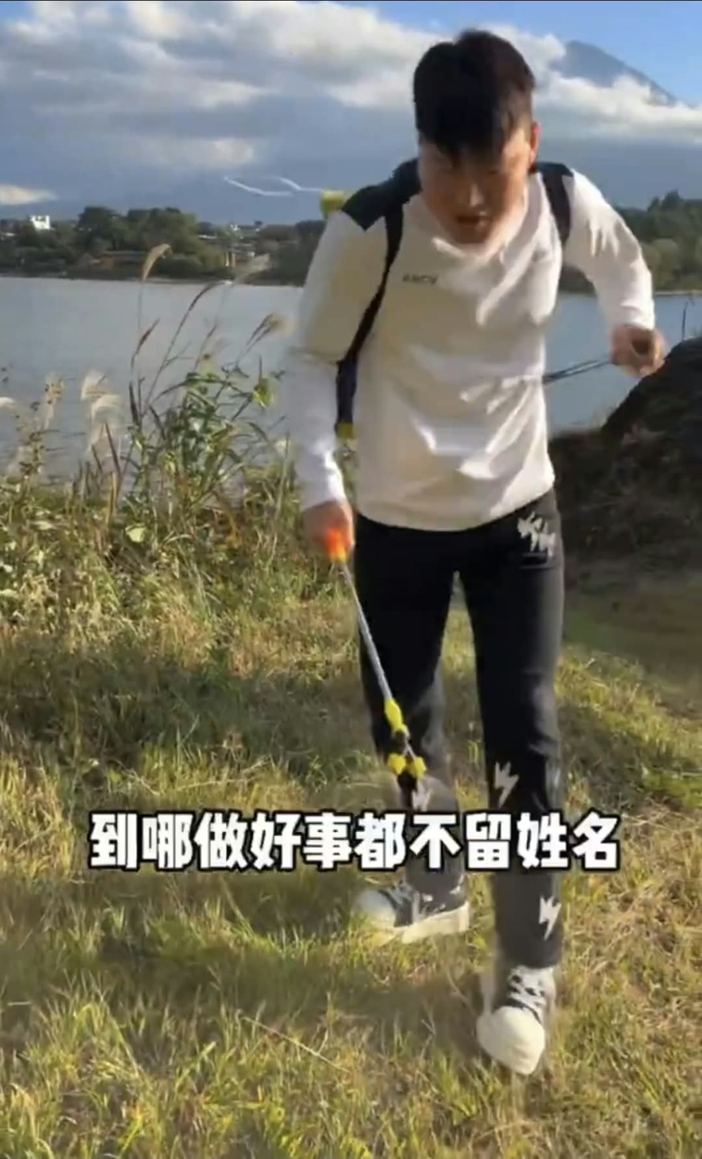 張澳手持噴槍對着岩石周邊草地噴灑液體。Threads@jido2003 張澳手持噴槍對着岩石周邊草地噴灑液體。Threads@jido2003