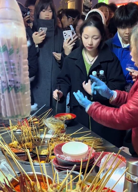湖南女客买麻辣烫被收106元天价，当场与小贩逐样食材重新夹起计价。影片截图