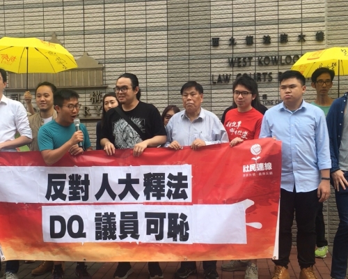 左至右：社民連主席吳文遠、大專政關成員葉志衍、社民連外務副主席黃浩銘、社民連成員陳文威、大專政關成員盧德昌、人民力量成員周樹榮、社民連副秘書長周嘉發、嶺大學生會前會長鄭沛倫。劉曉曦攝
