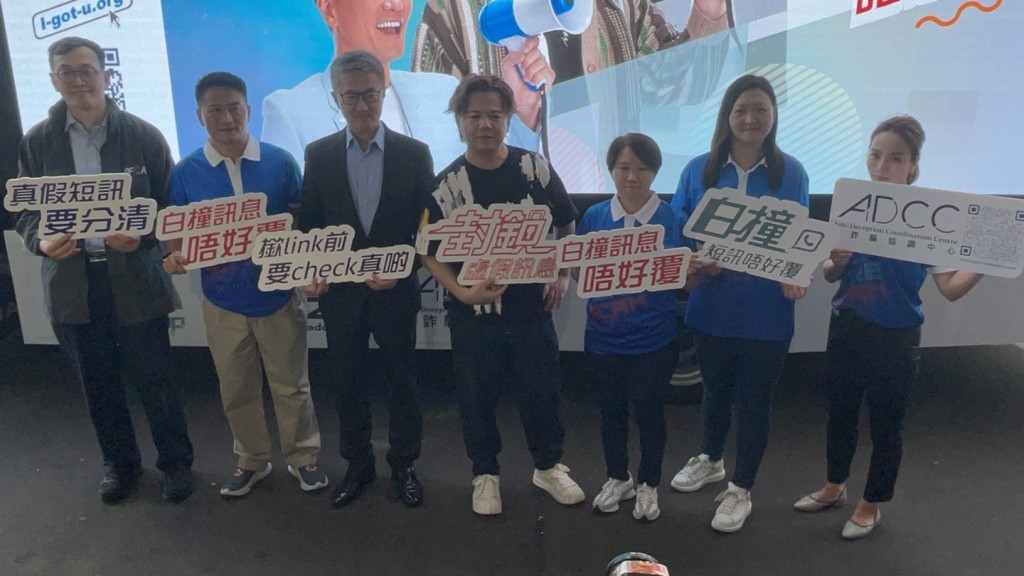 警務處處長蕭澤頤（左三）及音樂人伍仲衡（中）。
