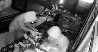 賊人分工合作。網易@眾橫四海