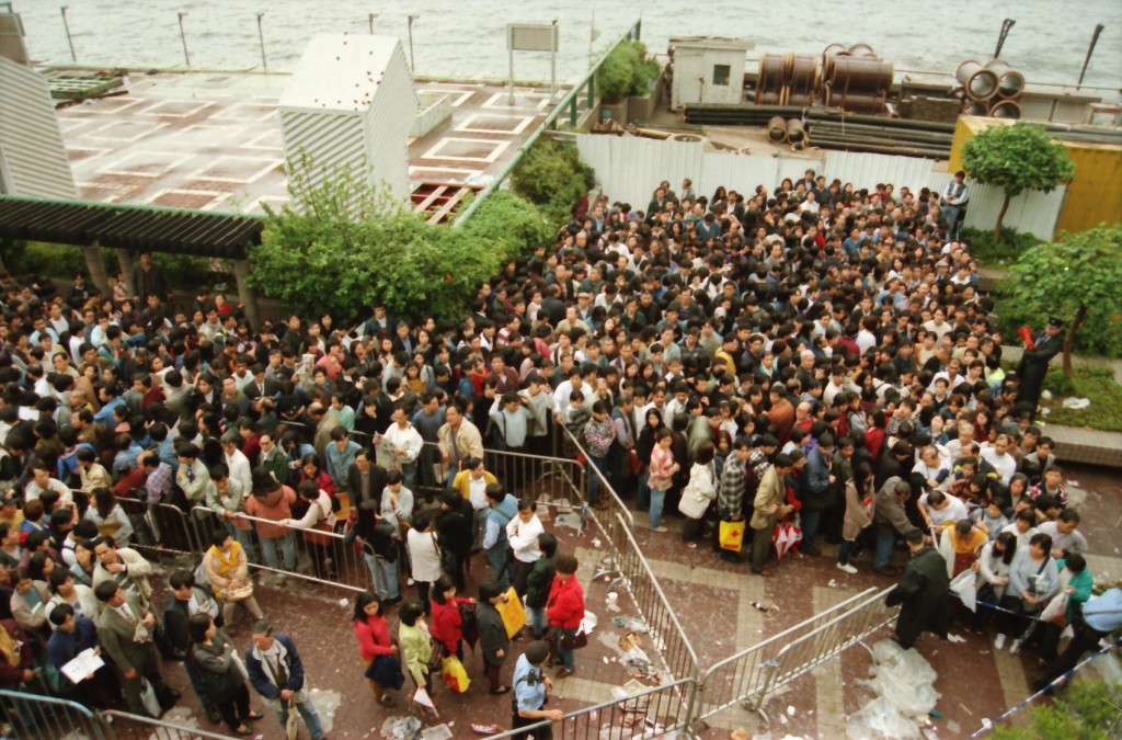 一九九六年港人在灣仔入境處外排隊趕領BNO護照。
