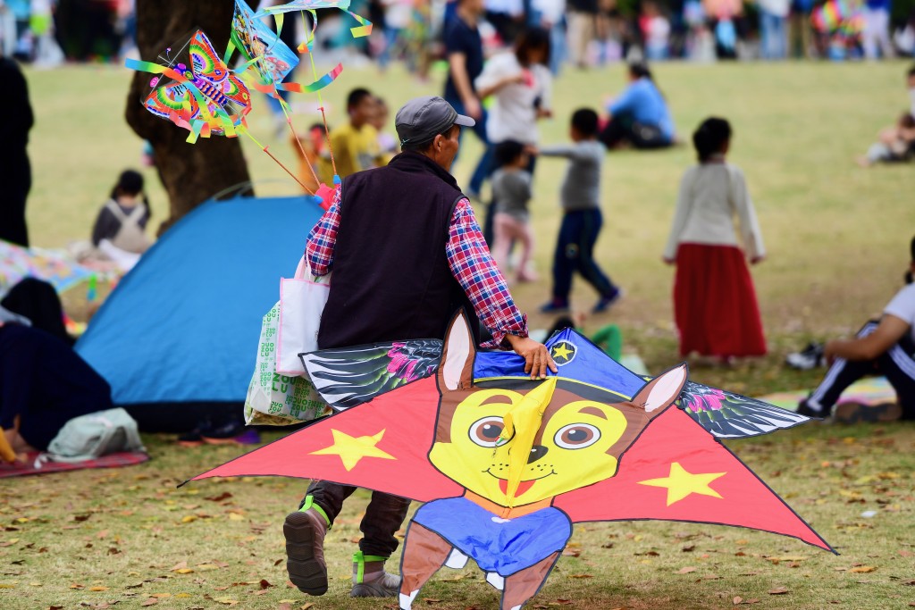 市民在莲花山公园里赏花、放风筝、晒太阳等悠闲自乐。中通社