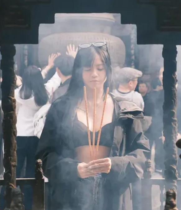 大馬女網紅Junee疑遊河南古剎時，低胸拜神未點香燭被批「擺拍」。Threads